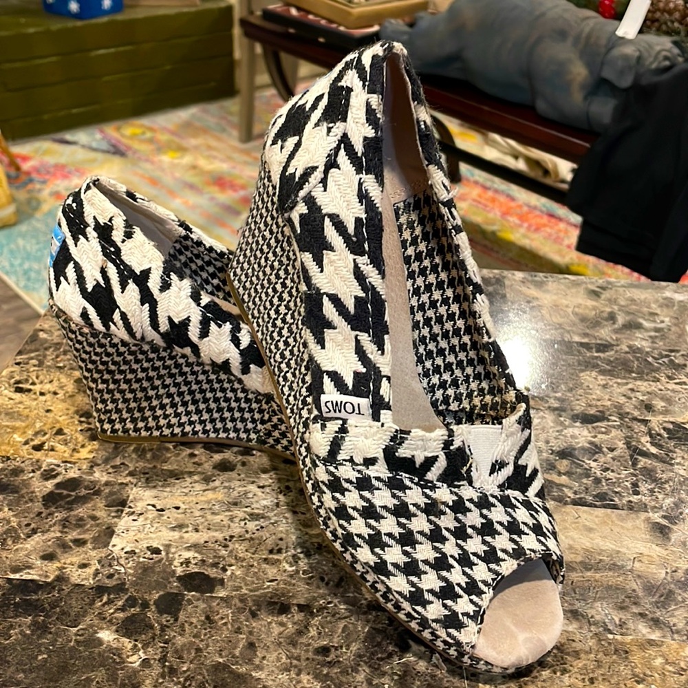 Toms houndstooth wedges size 7.5